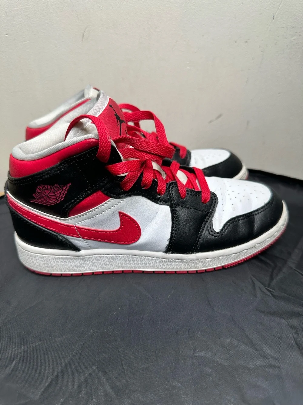 AIR JORDAN 1 MID (GS) BLACK / VERY BERRY - WHITE BIG KIDS 554725-016 SIZE 4Y